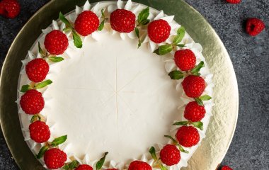 Простой рецепт торта из бисквитных рулетов без выпекания