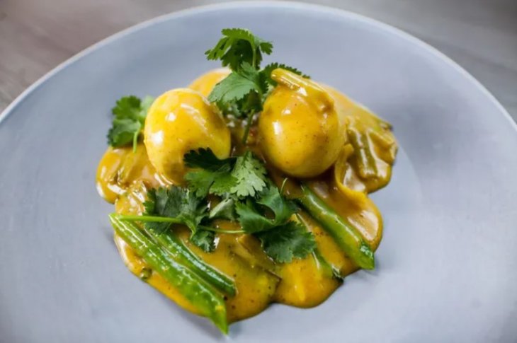 Красивый завтрак: простой рецепт яиц в соусе карри