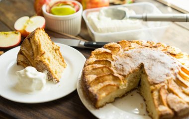 Мягкий яблочный пирог: вкусная выпечка по простому рецепту