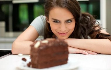 И хочется, и колется: 4 способа не бросить диету при виде тортика