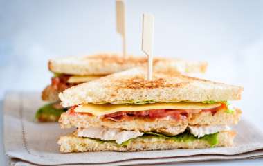 Горячие бутерброды с сыром и ветчиной