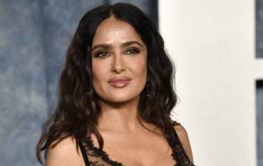 56-летняя Сальма Хайек в купальнике посветила пышными формами