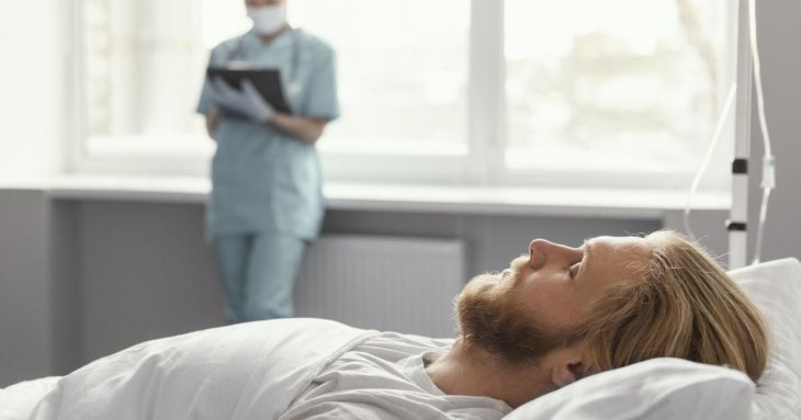 Чоловік був у комі 18 днів і повернувся з шокувальним посланням