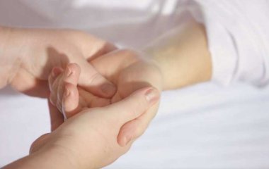 Медики рассказали, когда нужно беспокоиться из-за хруста в суставах