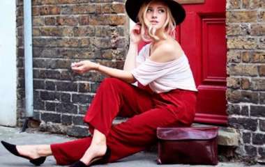 С чем носить женские красные джинсы: модные образы и фото