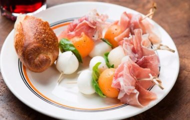 Закуска из моцареллы, дыни и прошутто