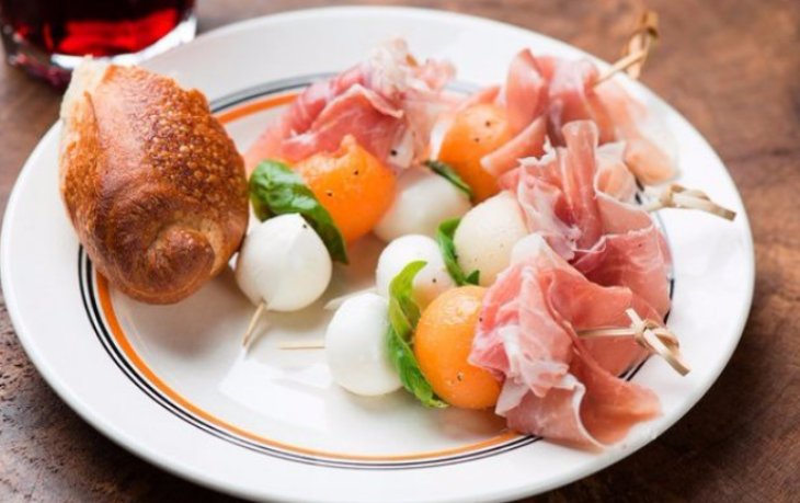 Закуска из моцареллы, дыни и прошутто