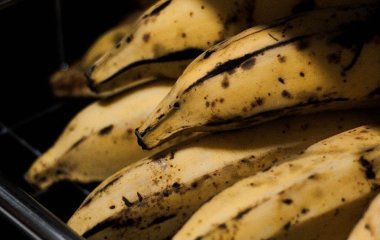 Банани не почорніють за кілька днів: один трюк допоможе їм довше залишатися свіжими
