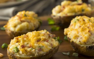 Запеченный картофель с грудинкой и яйцами: простой рецепт