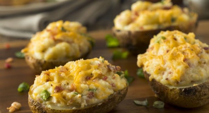 Запеченный картофель с грудинкой и яйцами: простой рецепт