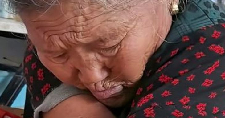 Жінка без кінцівок шила ротом і виростила трьох дітей — фото