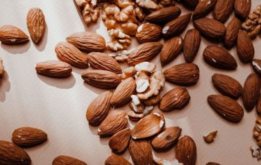 Волоські горіхи чи мигдаль: що краще для здоров’я серця та довголіття