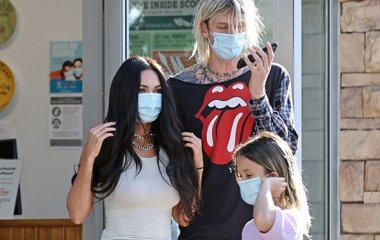 Меган Фокс вместе с сыновьями и возлюбленным Колсоном Бэйкером была замечена на прогулке в Лос-Анджелесе