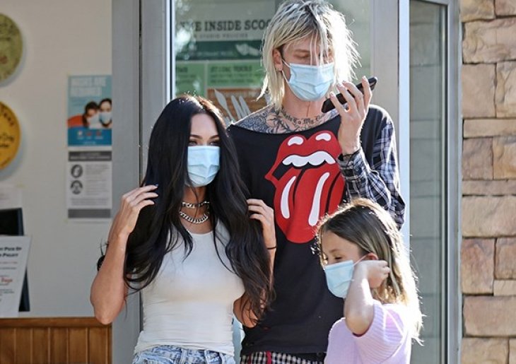 Меган Фокс вместе с сыновьями и возлюбленным Колсоном Бэйкером была замечена на прогулке в Лос-Анджелесе