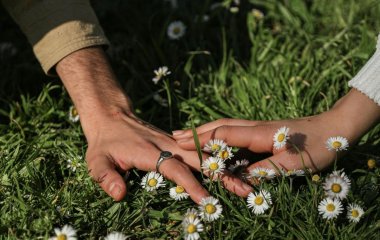 Небезпечний фундамент стосунків: чому страх самотності, бажання врятувати або довести щось руйнують справжнє щастя
