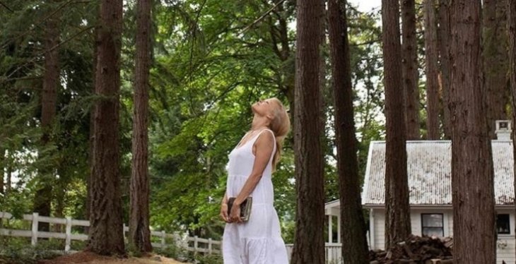 Спасательница дач и огородов: Памела Андерсон показала свое новое хобби