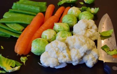 Медики назвали продукты, которые защитят от роста жира на животе во время самоизоляции