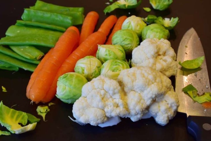 Медики назвали продукты, которые защитят от роста жира на животе во время самоизоляции
