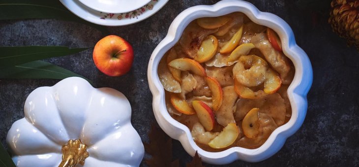 Необычное блюдо для всей семьи: как приготовить запеченные вареники с яблоками