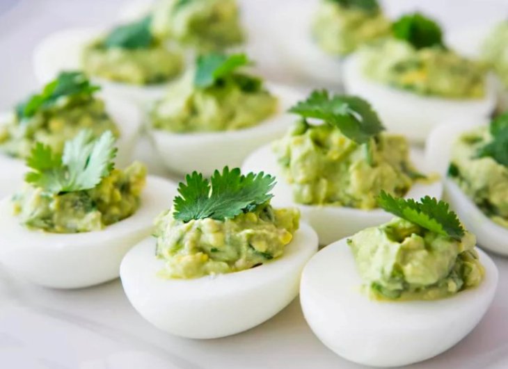 Полезный и легкий завтрак: рецепт фаршированных яиц с авокадо