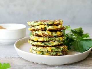 Оладки из кускуса и кабачков: как приготовить летнюю закуску за 30 минут