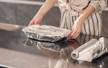 Блискуча чи матова: якою стороною фольги насправді треба запікати продукти