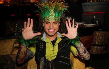 «Не надо было зубы ей вставлять»: Гогена Солнцева покусала пожилая жена, приревновав к дворничихам