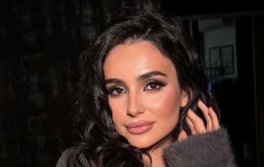 Анна Трінчер показалась з акне на обличчі і розповіла про тяжке лікування