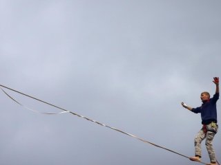 В Аргентині злодюжка-канатоходець примудрився вкрасти дроти на великій висоті (ВІДЕО)