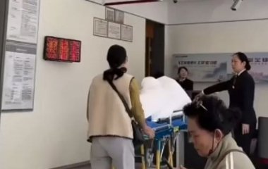 Хворого чоловіка привезли до банку на лікарняному ліжку, щоб зняти його гроші – відео