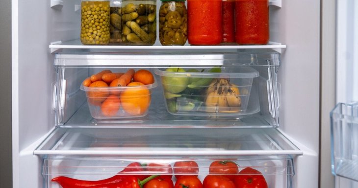 Молочці та мʼясу не місце на дверцятах: як правильно розкласти продукти у холодильнику
