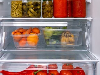 Молочці та мʼясу не місце на дверцятах: як правильно розкласти продукти у холодильнику