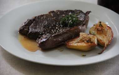 Стейки из оленины с грушей под брусничным соусом