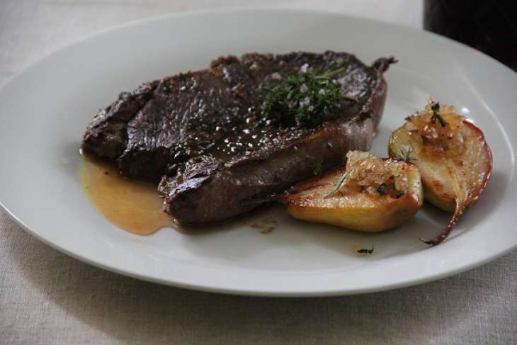 Стейки из оленины с грушей под брусничным соусом