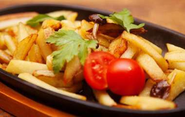 Жареный картофель с грибами и луком