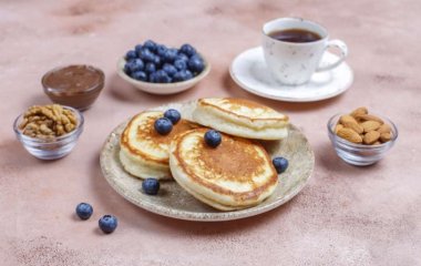 Невозможно устоять: рецепт сырников в духовке с изюмом и без масла