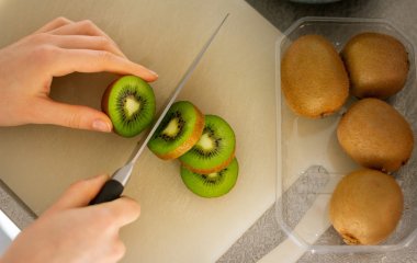 Ученые рассказали, почему мы едим меньше, когда рядом есть кто-то еще