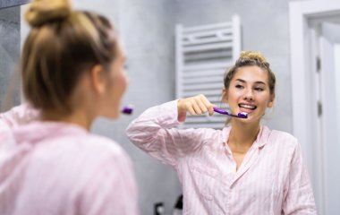 Нужно ли чистить зубы к завтраку: советы стоматологов
