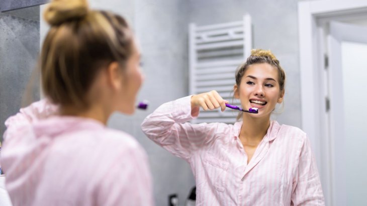 Нужно ли чистить зубы к завтраку: советы стоматологов