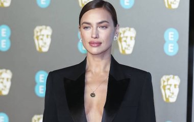 Ирину Шейк запечатлели на прогулке с маленькой дочерью