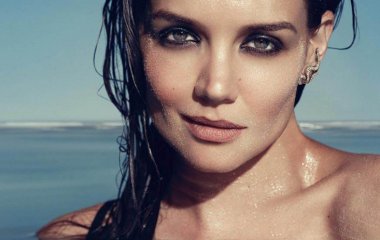 Кэти Холмс в черном нижнем белье и сапогах к бедру