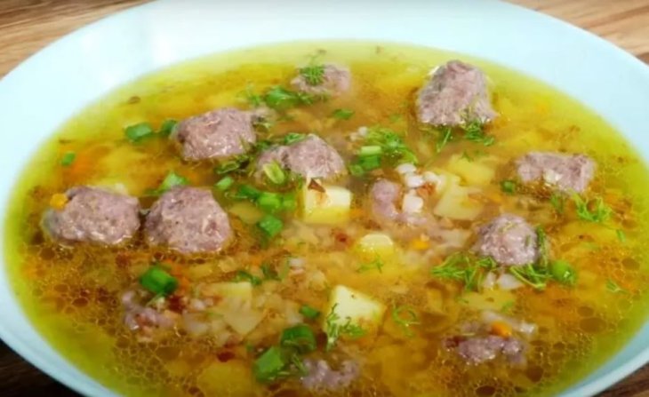 Смачний та швидкий: гречаний суп із фрикадельками за 30 хвилин