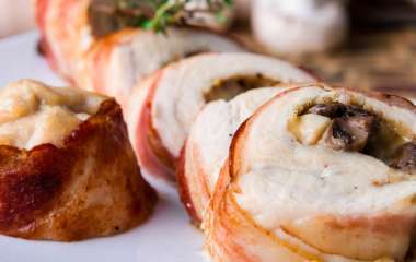 Курица, фаршированная грибами и сыром