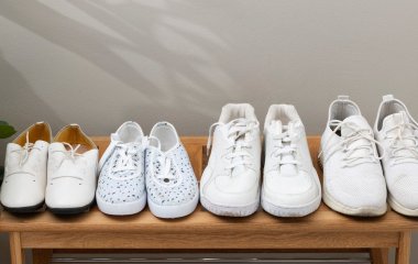 Як сушити взуття після прання, щоб не було жовтих і сірих розводів: допоможе цей геніальний трюк