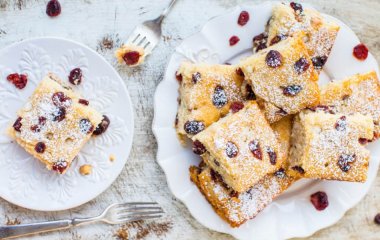 Шарлотка с белым шоколадом и ягодами