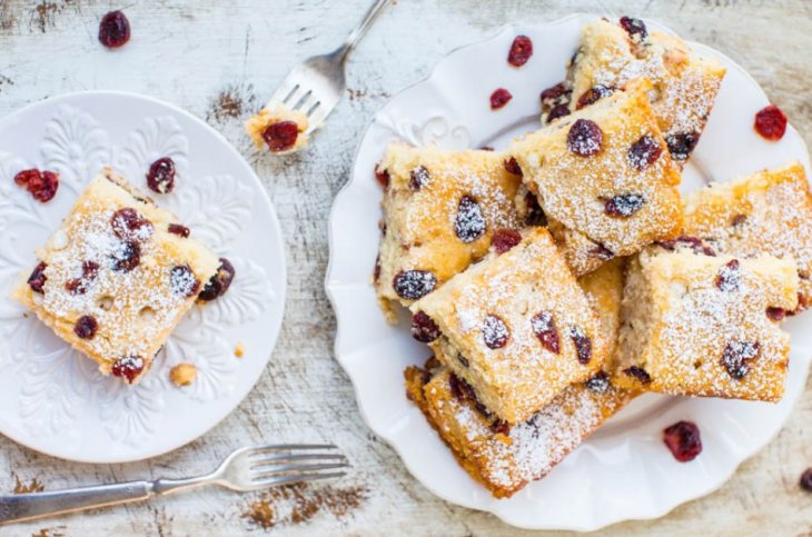 Шарлотка с белым шоколадом и ягодами