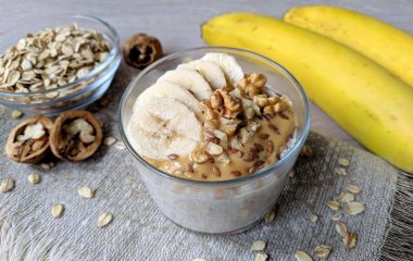 Оригинальный рецепт неоригинального блюда: как запечь овсянку с бананом