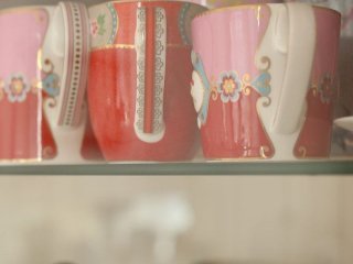 Набридло складати чашки одна на одну: цей простий лайфгак звільнить місце в кухонній шафі