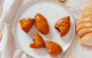 Очень вкусно и красиво: рецепт приготовления пирожков с ягодами в форме корабликов