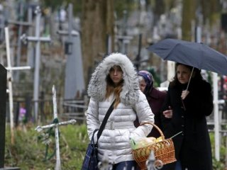 Чи можна збирати цукерки з могил у Поминальний тиждень: священник відповів